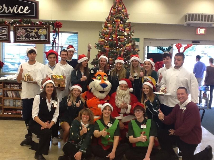 CATERING AND KEY Club join Farm Fresh for Holiday cheer.