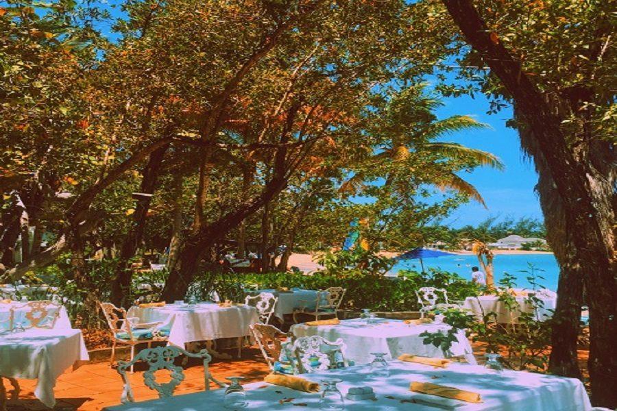 DINING+WITH+A+beach+view+in+Jamaica.