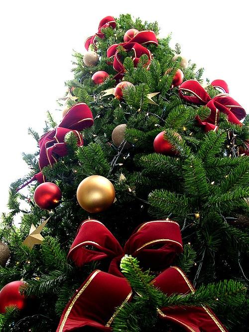 FESTIVE CHRISTMAS TREE