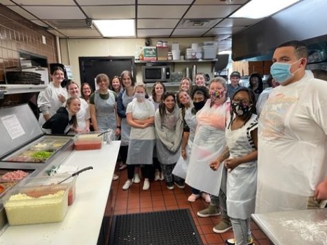 VTFT STUDENTS AND Coffee Shop workers prepare to learn just how Shorebreak creates their variety of pizzas. The restaurants chefs taught all students how to prepare some of their secret ingredients.