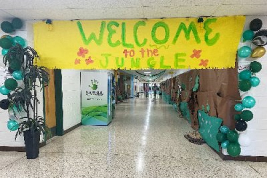 THE SOPHOMORE CLASS designs a jungle themed hallway. Having never experienced hallway decorating, their artwork and designs showed Class spirit. 