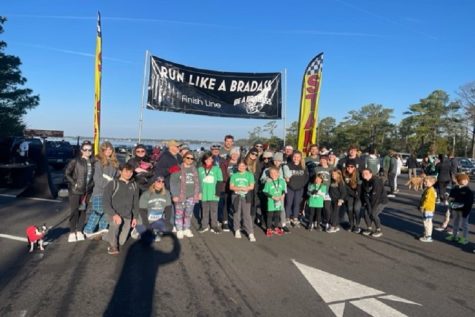 LAMONTAGNE/
HILLIER FAMILIES comes together to honor Bradlee.  The family and participants either ran and/or participated in the 10k.