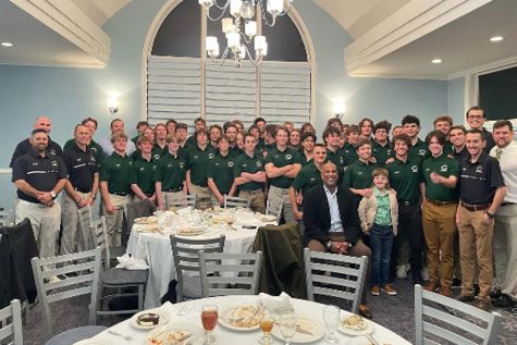 FALCON BASEBALL PLAYERS and coaches take a photo with guest speaker Wayne Gomes. This was the conclusion to the first-pitch dinner.