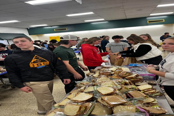 SCA AND #LUNCHBAG volunteers pack lunch bags for local food shelters. With a total of 815 bags made, hundreds of families will be provided with food after the holidays.