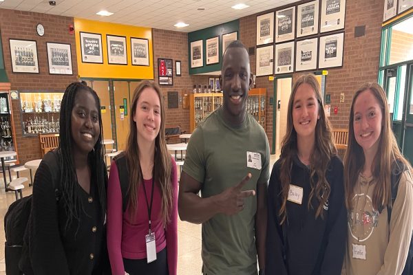 JUNIORS WAIRIMU KURARI and Samantha Radford, Falcon Forums Keynote Speaker Eustaus Jerrick, senior Bailey Gray, and junior Francesca DeAngelis (left-right) discuss takeaways after the Leadership Forum last Friday. Students who were invited to attend he Leadership Forum by a teacher, coach, or sponsor left feeling inspired and energized.
