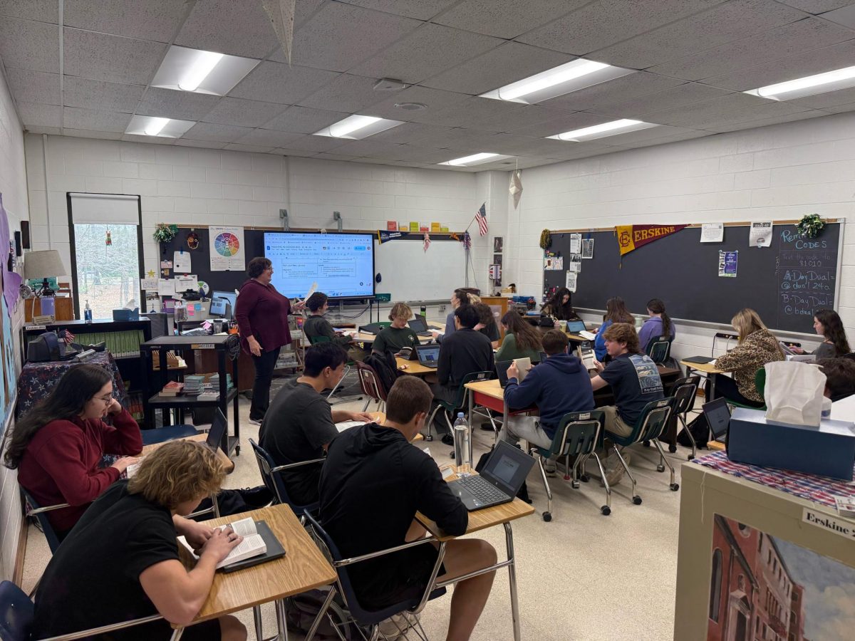 MRS. ERSKINE'S 2A Dual Enrollment English class reads their College Readiness books for the first 20 minutes of class. Later in the week, students will begin their infographics, showcasing the knowledge they gained from their chosen book. 