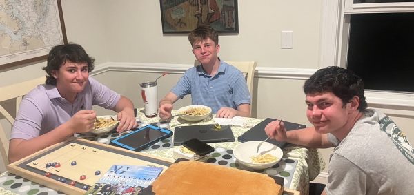 Chef Levy and his team cook up a rich, creamy Alfredo pasta that brings everyone together.
A warm, cheesy dish is created using simple ingredients and easy steps, making it perfect for any family meal.